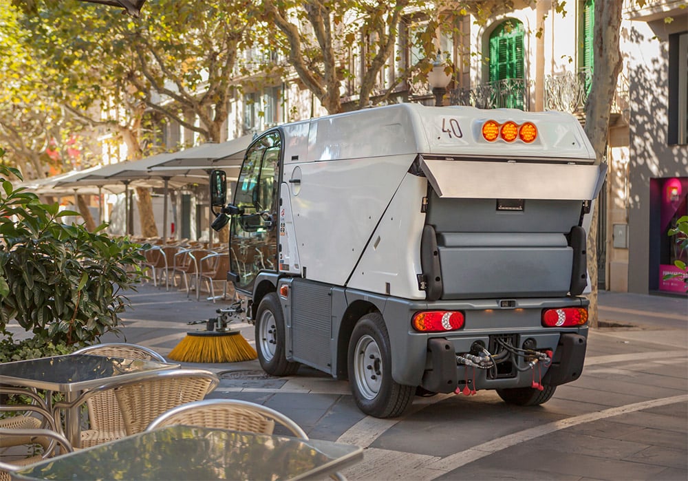 b200_compact_sweeper_court