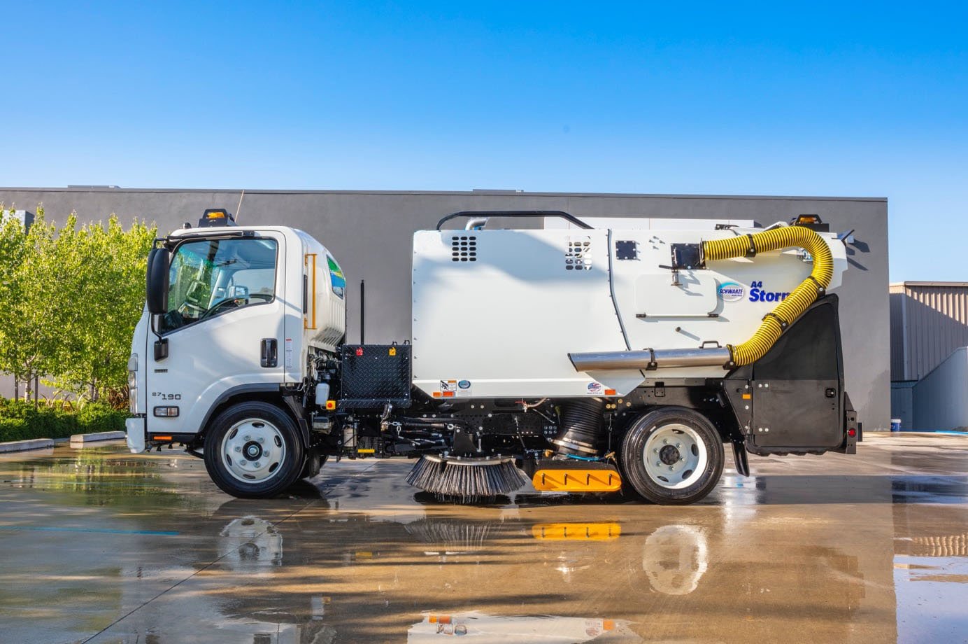 Schwarze-A4-Storm-side