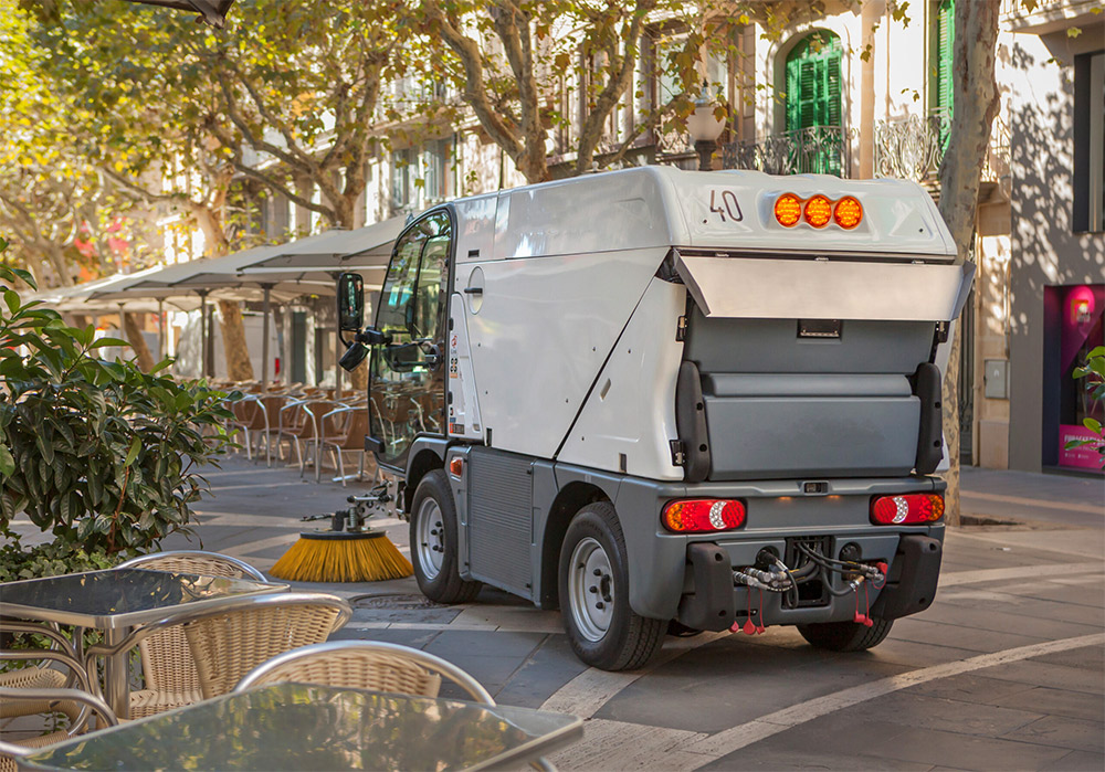 b200_compact_sweeper_court