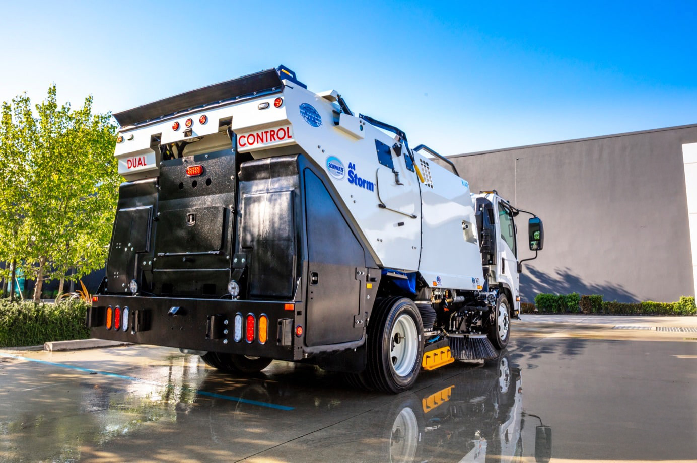 Schwarze-A4-Storm-back2