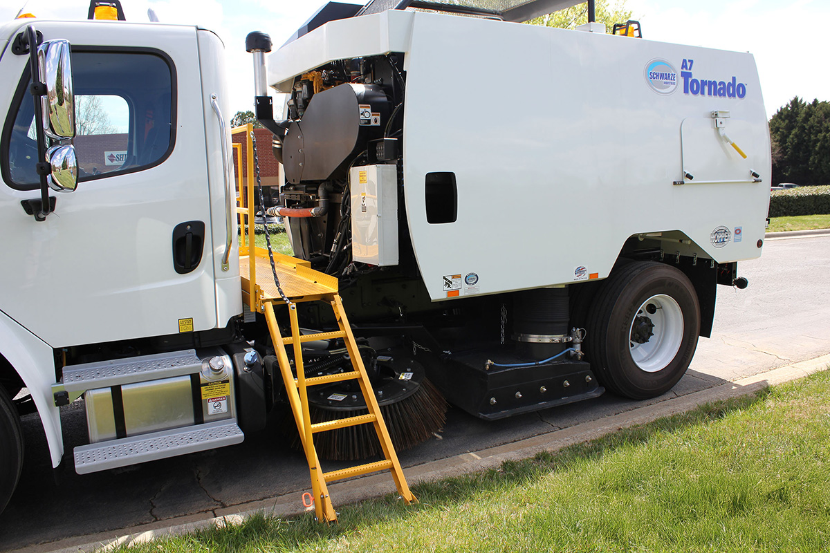 Schwarze-A7-Tornado-Street-Sweeper-Ladder