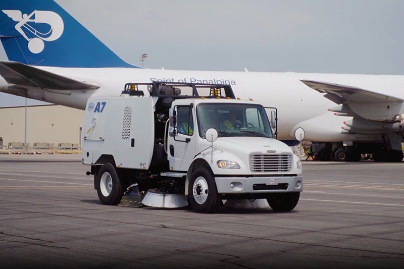 Schwarze_sweeper_airport_runway